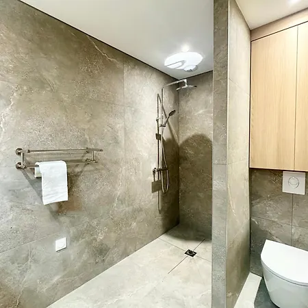 Apartment Au Coeur Des Arenes - Parking - Wifi - Clim *